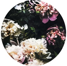 Blumenarrangement mit Pfingstrosen und Grünpflanzen
