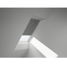Dachfenster mit Verdunkelungsrollo und Sternenmuster