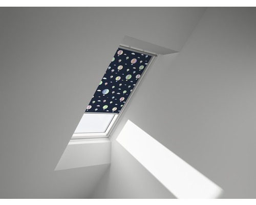 Dachfenster mit Rollo und Ballonmuster zur Verdunkelung