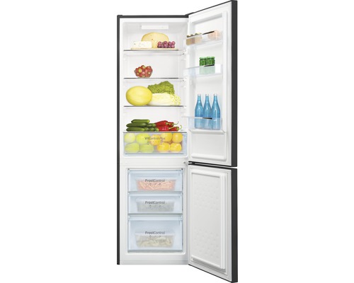 Geöffneter Kühlschrank mit verschiedenen Lebensmitteln