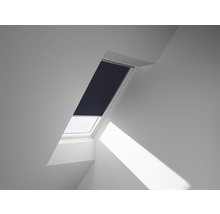 Dachfenster mit Rollo in einem hellen Raum