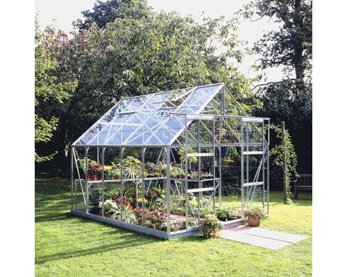 Gewächshaus mit Pflanzen im Garten.