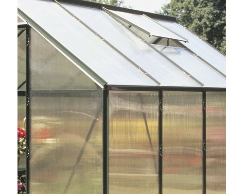 Detailansicht eines Gewächshauses mit Polycarbonatplatten und Dachfenster