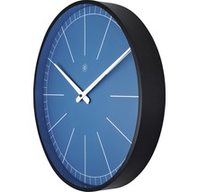 Wanduhr mit Zifferblatt und Stundenmarkierungen