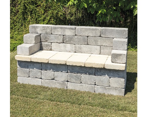 Gartenbank aus Betonsteinen auf Rasen