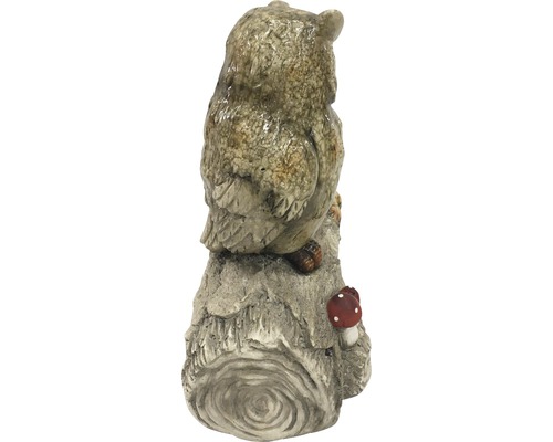 Eulenfigur auf Baumstumpf mit Pilz als Gartendekoration