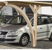 Auto unter einem Holzcarport