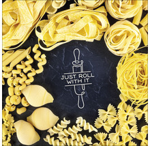 Verschiedene Sorten ungekochter Pasta mit dem Schriftzug Nur rollen.