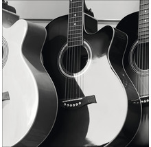 Mehrere Akustikgitarren stehen nebeneinander.