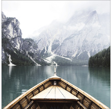 Blick vom Bug eines Holzbootes auf einen Bergsee
