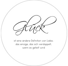Dekorationsartikel mit dem Schriftzug ''Glück ist eine andere Definition von Liebe''