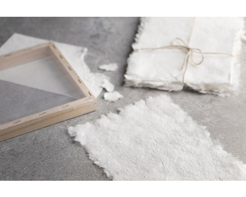 Papierschöpfrahmen aus Holz, handgeschöpftes Papier und Papierstapel