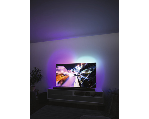 Wohnzimmer mit Fernseher und indirekter Beleuchtung