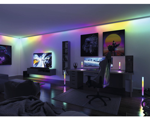 Wohnzimmer mit Beleuchtung, Schreibtisch, Computer und Spielausstattung