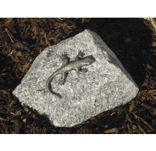Dekorative Salamanderfigur aus Metall auf einem Stein