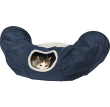 Katze in einem blauen Katzentunnel mit Plüschrand