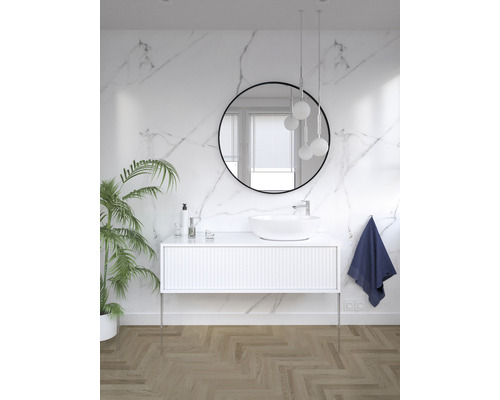 Helles Badezimmer mit Waschtisch, Spiegel, Lampe und Dekoration