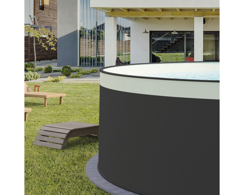 Rundpool im Garten mit Liegestühlen