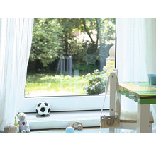 Kinderzimmer mit Fenster, Vorhang, Spielzeug und Kindertisch