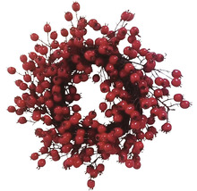 Dekorativer Kranz mit roten Beeren für festliche Anlässe