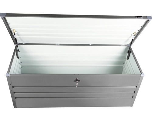 Geöffnete Aufbewahrungsbox aus Metall mit Schlüssel