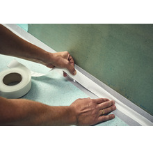 Anbringen von Dichtband im Badezimmer