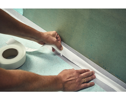 Anbringen von Dichtband im Badezimmer