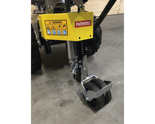 Detailansicht einer Fugenkratzer-Maschine mit Warnhinweisen und patentierter Kennzeichnung