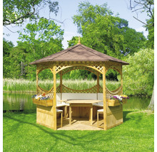Holzpavillon mit Tisch und Sitzgelegenheiten im Garten