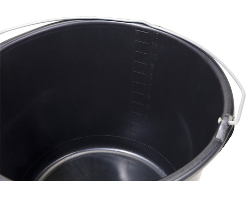 Detailansicht eines schwarzen Eimers mit Volumenskala und Metallgriff