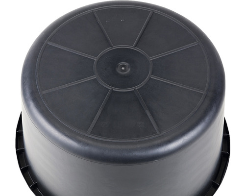 Unterseite eines schwarzen Pflanzkübels