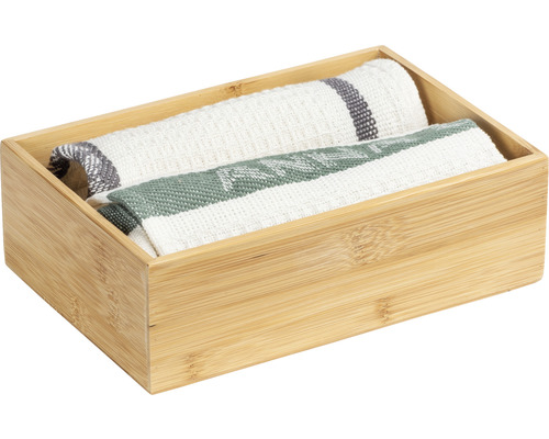 Bambusbox mit zwei gerollten Handtüchern