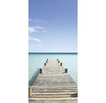 Holzsteg am Meer unter blauem Himmel