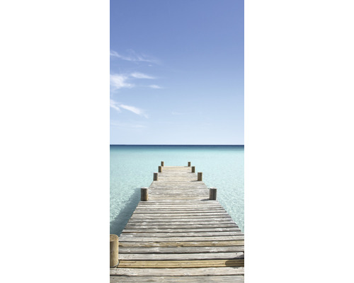 Holzsteg am Meer unter blauem Himmel