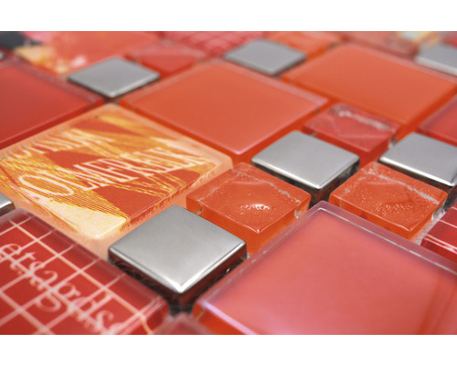 Nahaufnahme von Glasmosaikfliesen in quadratischer Form