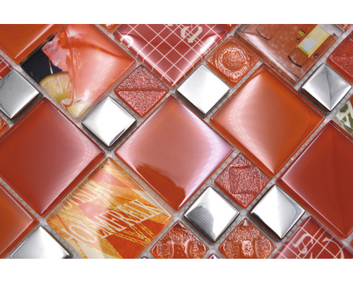 Mosaikfliesen mit quadratischen und rautenförmigen Elementen