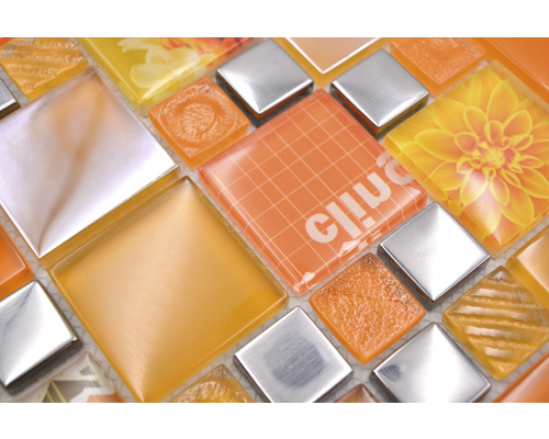 Nahaufnahme von orangefarbenen und silberfarbenen Mosaikfliesen