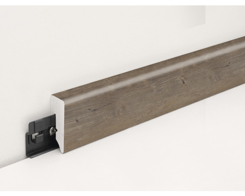 Sockelleiste in Holzoptik mit Befestigungsclip an einer Wand