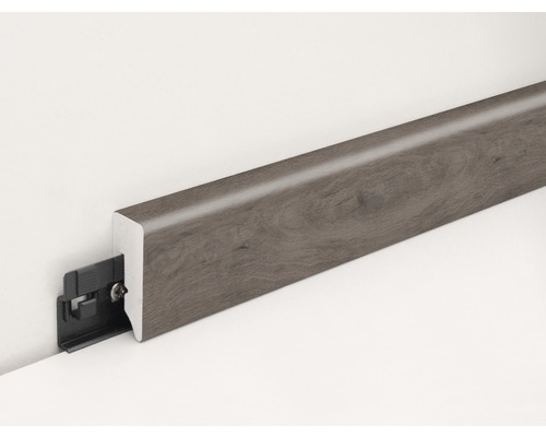 Sockelleiste mit Befestigungsclips an einer Wand