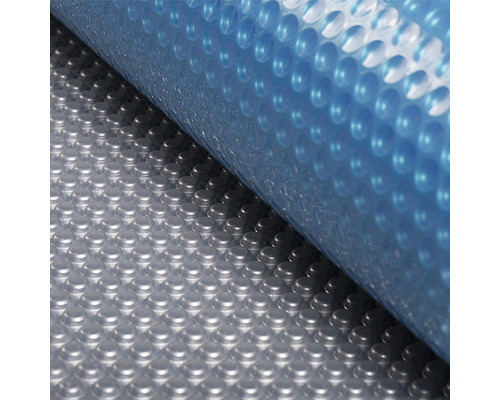 Nahaufnahme einer Poolabdeckung mit Noppenstruktur