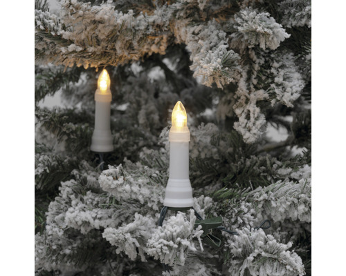 LED Baumkette Konstsmide 16 Topbirnen "One String" Beleuchtungstrecke 10,5 m + 5 m Lichtfarbe bernstein LED Christbaumkerzen auf einem schneebedeckten Weihnachtsbaum