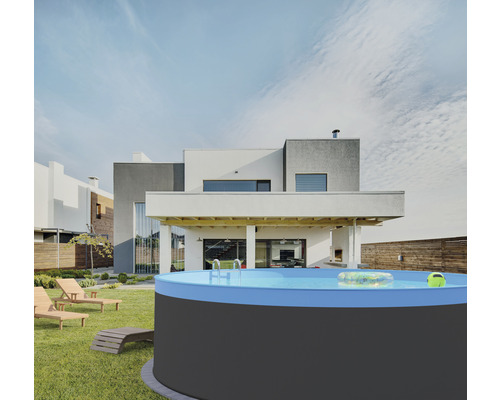 Szene mit rundem Gartenpool, Leiter, Luftmatratze, Ball und Liegestühlen im Garten