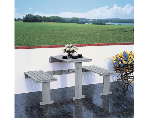 Gartenmöbelset promadino 2 -Sitzer bestehend aus: 2 Sitzbänke,Tisch Holz grau Wandmontierte Picknicktischgarnitur auf einer Terrasse mit Blick auf eine grüne Landschaft.