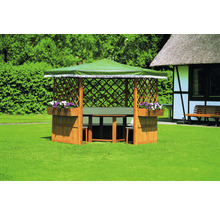 Holzpavillon mit Tisch und Bänken im Garten