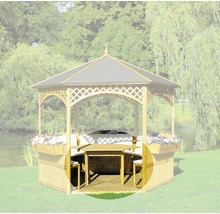 Holzpavillon mit Tisch und Sitzgelegenheiten in einem Garten.