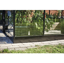 Detailansicht eines Gewächshauses mit Pflanzen im Garten
