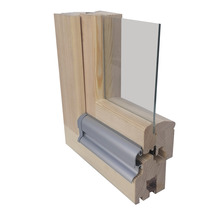 Fensterprofil aus Holz mit Glas und Aluminiumleiste