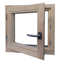 Geöffnetes Holzfenster mit Fenstergriff