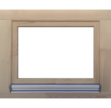 Holzfensterrahmen mit silberfarbener Fensterbank