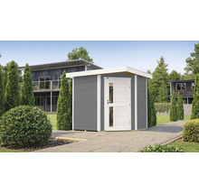 Gartenhaus aus Holz mit geöffneter Tür in einem Garten